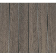 Podlaha v dekoru dřeva se vzorem chevron a viditelnou strukturou dřeva