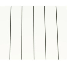 Detailní pohled na svislé kovové dráty mřížky nebo plotu.