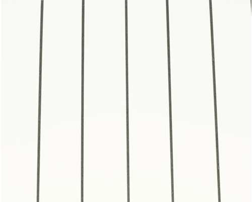 Detailní pohled na svislé kovové dráty mřížky nebo plotu.