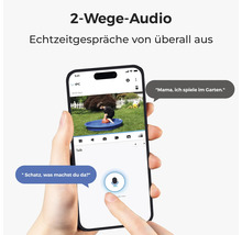 Aplikace pro chytrý telefon zobrazuje funkci obousměrného zvuku bezpečnostní kamery s živým videem hrajícího si dítěte na zahradě.