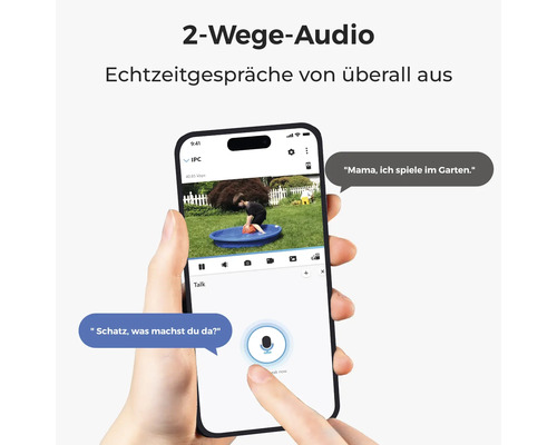 Aplikace pro chytrý telefon zobrazuje funkci obousměrného zvuku bezpečnostní kamery s živým videem hrajícího si dítěte na zahradě.