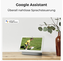 Inteligentní displej Google Nest Hub kompatibilní s Google Assistant pro plynulé hlasové ovládání na polici.