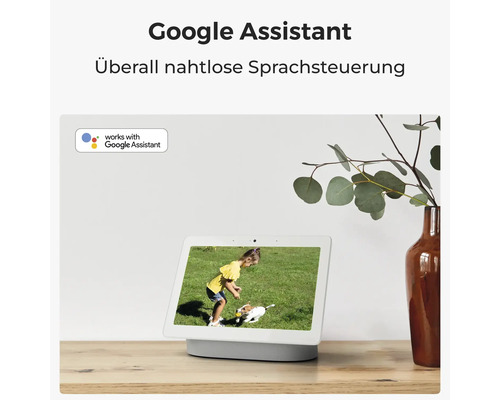 Inteligentní displej Google Nest Hub kompatibilní s Google Assistant pro plynulé hlasové ovládání na polici.