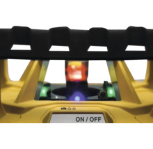 Detailní pohled na stavební laser s kontrolkami a vypínačem.