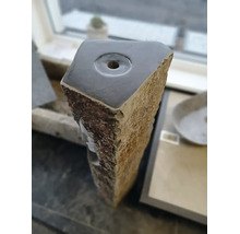 Detail horní části kamenného sloupu pro zahradní fontánu z přírodního kamene s leštěným povrchem a otvorem pro vodu.