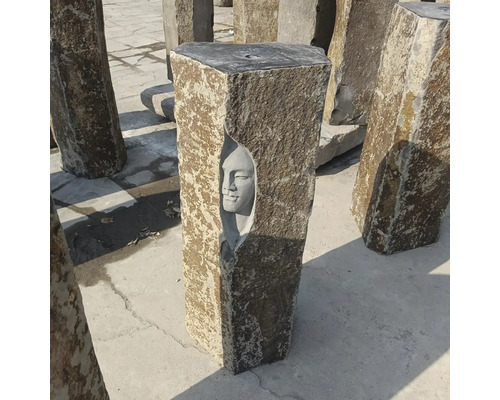 Zahradní stéla z přírodního kamene s vytesaným obličejem, kamenná socha pro zahradu a terasu.