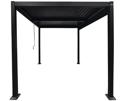 Černá hliníková pergola s nastavitelnou lamelovou střechou a klikou.