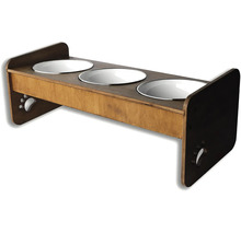 Vyvýšená dřevěná krmicí stanice pro domácí mazlíčky se třemi vyjímatelnými miskami a výřezy ve tvaru tlapky na bocích.