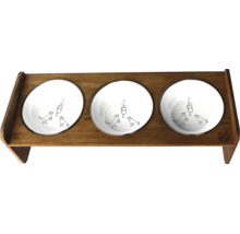 Trojitá miska pro zvířata s dřevěným stojanem a bílými miskami s potiskem psů a koček.
