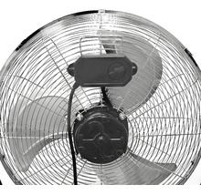 Zadní pohled na kovový bubnový ventilátor s ochrannou mřížkou, motorem a ovládací jednotkou.