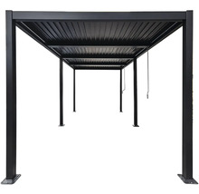 Černá hliníková pergola s nastavitelnou lamelovou střechou a šesti sloupky, pohled zespodu.