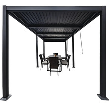 Moderní hliníková lamelová pergola v antracitové barvě se zahradní jídelní sestavou sestávající ze stolu a židlí pod ní.