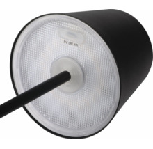 Detailní záběr na difuzor světla stolní lampy s nabíjecím konektorem 5 Voltů stejnosměrného proudu 1 Ampér.
