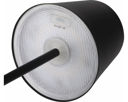 Detailní záběr na difuzor světla stolní lampy s nabíjecím konektorem 5 Voltů stejnosměrného proudu 1 Ampér.