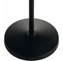 Kulatý černý kovový podstavec lampy se svislou tyčí.