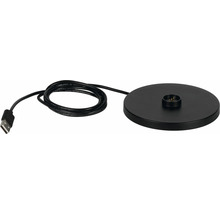 Černá kulatá nabíjecí stanice s integrovaným kabelem a USB konektorem.