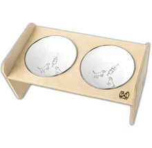 Vyvýšený stojan na misky ze světlého dřeva se dvěma bílými miskami s motivem psa a kočky. 4 Paws Logo.
