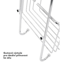 Detail chromované sprchové poličky s gumovými výztuhami pro přilnavost ke sklu a integrovanými háčky.