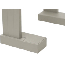 Detailní pohled na patku sloupku z materiálu s práškovým nástřikem s viditelným šroubovým spojem.