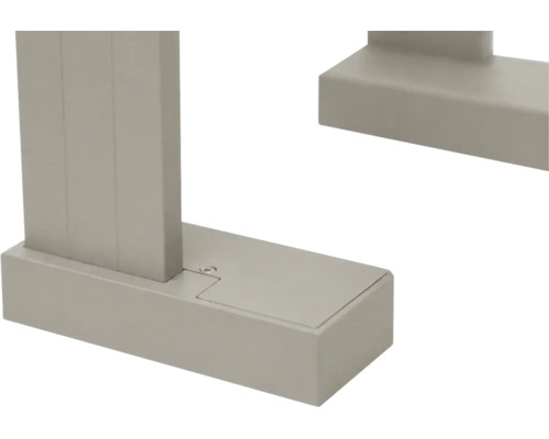 Detailní pohled na patku sloupku z materiálu s práškovým nástřikem s viditelným šroubovým spojem.