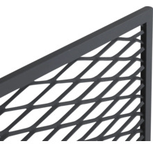 Detail kovového panelu s tahokovem a rámem.