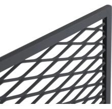 Detailní pohled na kovový rám s kosočtvercovou mřížkou z tahokovu.