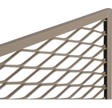 Detailní pohled na kovový plotový panel s kosočtvercovou mřížkou z tahokovu a pevným rámem.