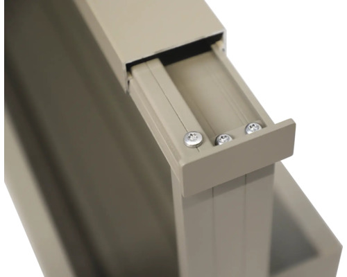 Detailní záběr rámového profilu s integrovaným mechanismem a třemi upevňovacími šrouby.