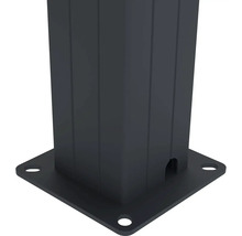 Kovová patka sloupu se základovou deskou a montážními otvory.