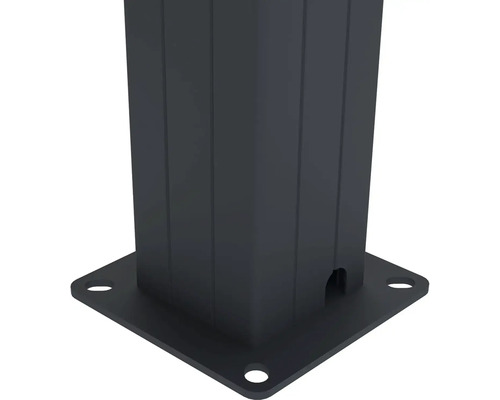 Kovová patka sloupu se základovou deskou a montážními otvory.