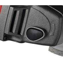 Detailní záběr na elektrické nářadí s černým tlačítkem a větracími otvory na krytu.
