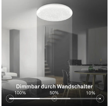 Stropní LED svítidlo s efektem hvězdné oblohy v obývacím pokoji, stmívatelné nástěnným vypínačem v krocích 100, 50 a 10 procent.