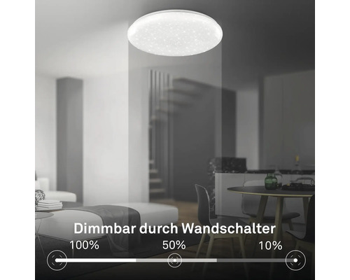 Stropní LED svítidlo s efektem hvězdné oblohy v obývacím pokoji, stmívatelné nástěnným vypínačem v krocích 100, 50 a 10 procent.