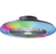 Moderní stropní ventilátor s integrovaným LED světelným kruhem v duhových barvách a centrální mřížkou před lopatkami ventilátoru.