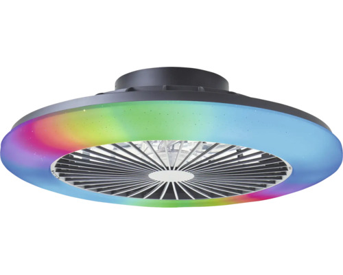 Moderní stropní ventilátor s integrovaným LED světelným kruhem v duhových barvách a centrální mřížkou před lopatkami ventilátoru.