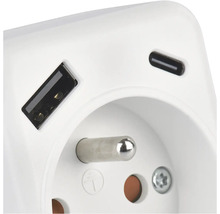 Nástěnná zásuvka s integrovanými porty USB-A a USB-C.