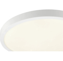 Detailní záběr na kulaté stropní LED svítidlo s efektem hvězdné oblohy.