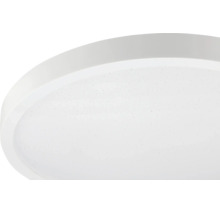 Detail kulatého stropního LED svítidla s efektem hvězdné oblohy a bílým plastovým okrajem.