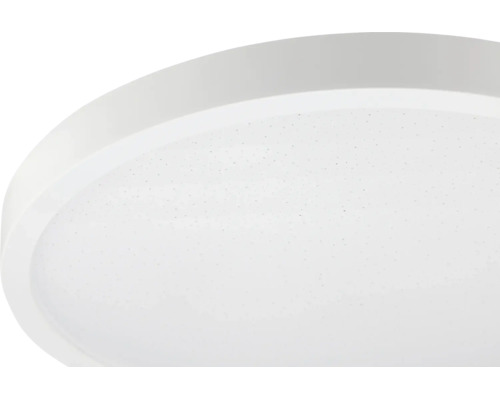 Detail kulatého stropního LED svítidla s efektem hvězdné oblohy a bílým plastovým okrajem.