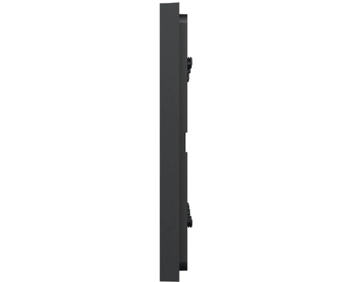 Boční pohled na plochý, tmavý dveřní interkom nebo ovládací panel z plastu nebo kovu.
