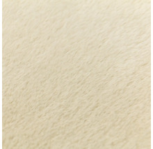 Detailní záběr na texturu měkké, plyšové umělé kožešiny.