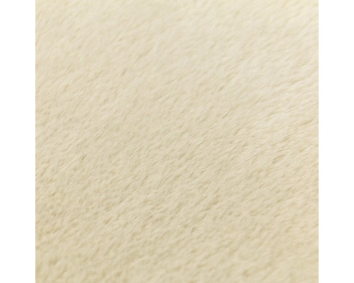 Detailní záběr na texturu měkké, plyšové umělé kožešiny.
