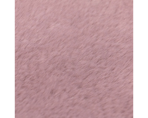 Detailní záběr na měkký, huňatý textilní povrch z umělé kožešiny.
