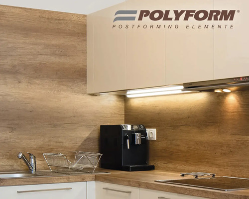 Moderní kuchyně s kuchyňskou zadní stěnou a pracovní deskou v dekoru dřeva, dřezem a kávovarem. Polyform Logo.
