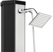 Čtvercová sprchová hlavice solární sprchy s chromovaným sprchovým ramenem na černém a stříbrném sprchovém sloupu.