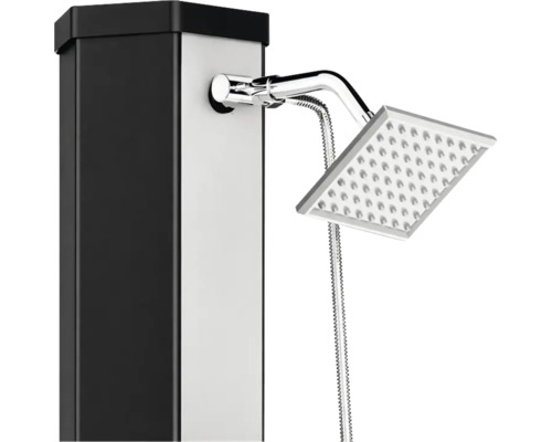 Čtvercová sprchová hlavice solární sprchy s chromovaným sprchovým ramenem na černém a stříbrném sprchovém sloupu.