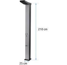 Solární sprcha o výšce 210 centimetrů a šířce 25 centimetrů se sprchovou hlavicí, pákovou baterií a kohoutkem na nohy.