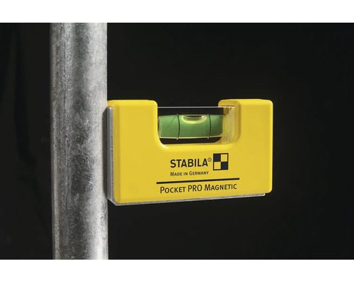 Žlutá malá magnetická vodováha Stabila Pocket Pro Magnetic připevněná na kulatou kovovou trubku.