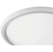 Detailní záběr na kulatý plochý LED panel na strop nebo stěnu s úzkým rámem.