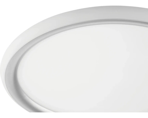 Detailní záběr na kulatý plochý LED panel na strop nebo stěnu s úzkým rámem.
